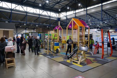 KYIV, UKRAINE, 10 Mart 2023: Uluslararası İnşaat Fuarı Inter Build Expo ve uluslararası mobilya forumu KIFF 'deki insanlar Ukrayna' nın başkenti Kyiv 'deki ana uluslararası sergi merkezinde