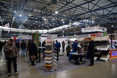KYIV, UKRAINE, 10 Mart 2023: Uluslararası İnşaat Fuarı Inter Build Expo ve uluslararası mobilya forumu KIFF 'deki insanlar Ukrayna' nın başkenti Kyiv 'deki ana uluslararası sergi merkezinde
