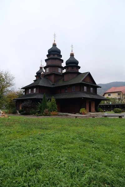 聖預言者イリア教会は ウクライナ西部ヤレムチェ市 カルパティア山脈の十字形をしたユニークな建築記念碑です — ストック写真