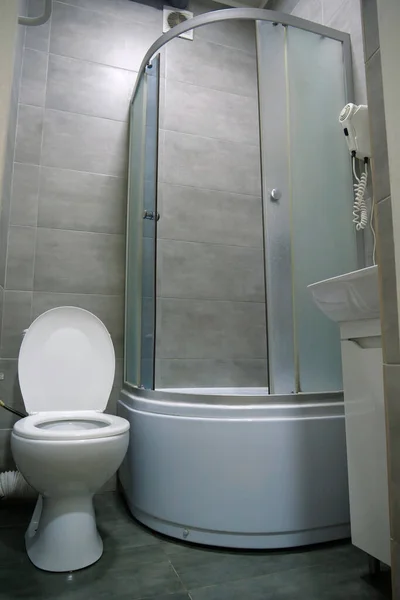 Pokoj Interiér Bílým Mísa Otevřeným Víkem Sprchovací Kout Umyvadlo Fén — Stock fotografie