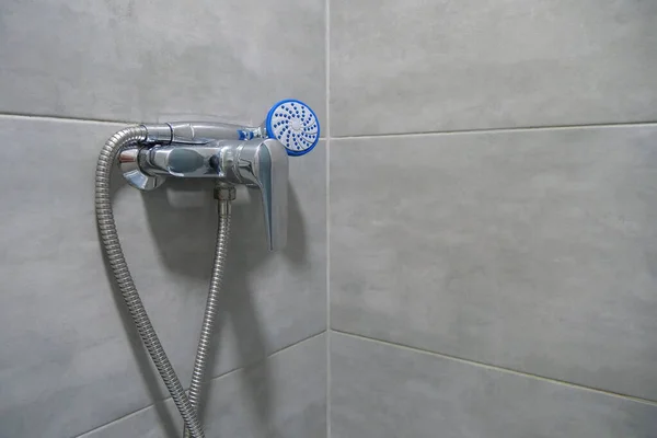 Shower Head Bathroom Chrome Faucet Grey Tiles Walls Water Flows — Foto Stock