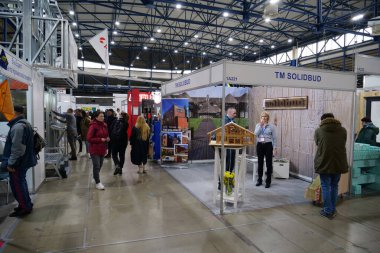 KYIV, UKRAINE, 10 Mart 2023: Uluslararası İnşaat Fuarı Inter Build Expo ve uluslararası mobilya forumu KIFF 'deki insanlar Ukrayna' nın başkenti Kyiv 'deki ana uluslararası sergi merkezinde