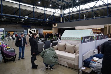 KYIV, UKRAINE, 10 Mart 2023: Uluslararası İnşaat Fuarı Inter Build Expo ve uluslararası mobilya forumu KIFF 'deki insanlar Ukrayna' nın başkenti Kyiv 'deki ana uluslararası sergi merkezinde