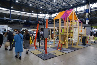 KYIV, UKRAINE, 10 Mart 2023: Uluslararası İnşaat Fuarı Inter Build Expo ve uluslararası mobilya forumu KIFF 'deki insanlar Ukrayna' nın başkenti Kyiv 'deki ana uluslararası sergi merkezinde
