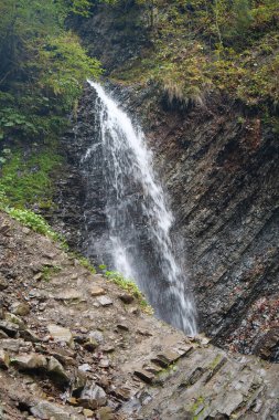 Zhenetskyi Huk şelalesi ya da Huk şelalesi, Zhenets nehri, Karpatlar Ulusal Parkı, Gorgany dağ sırtı, batı Ukrayna