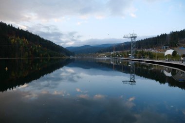 Bukovel 'deki güzel göl - Karpat Dağları' ndaki köy ve en büyük kayak merkezi, Nadvirna bölgesi, Ivano-Frankivsk bölgesi, batı Ukrayna