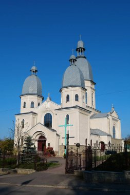 Batı Ukrayna 'daki Karpat dağlarında yaşam. Nadvirna kasabasındaki kilise.