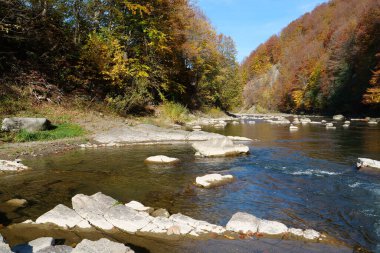 Prut nehri ve dağ, Yaremche, Ukrayna 'da katlanır. Yaremche kıvrımları olarak bilinir. Avrupa' nın en büyük Stryi oluşumu. Burada bu oluşumun kayaları katlanmış ve kusurlu, gotik ya da simgesel tiplerdir.