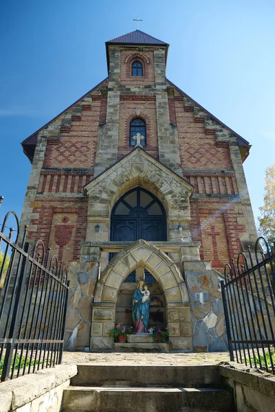 Iglesia Asunción Santísima Virgen María Ciudad Vorokhta Oeste Ucrania —  Fotos de Stock