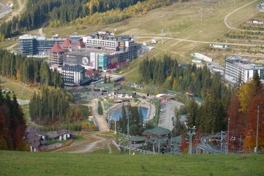BUKOVEL, CARPATHIAN MOUNTAINS, UKRAINE, OKTOBER 13 Ekim 2022: Bukovel 'in Panorama manzarası - Karpat Dağları' ndaki güzel köy ve en büyük kayak merkezi, Ivano-Frankivsk Oblastı, batı Ukrayna