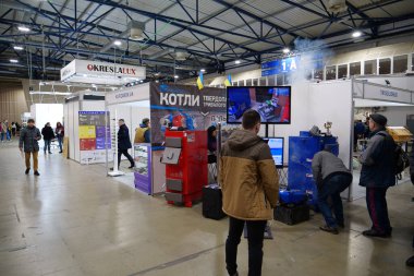 KYIV, UKRAINE, 10 Mart 2023: Uluslararası İnşaat Fuarı Inter Build Expo ve uluslararası mobilya forumu KIFF 'deki insanlar Ukrayna' nın başkenti Kyiv 'deki ana uluslararası sergi merkezinde