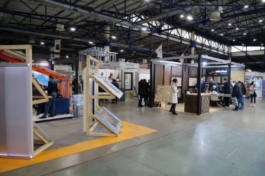 KYIV, UKRAINE, 10 Mart 2023: Uluslararası İnşaat Fuarı Inter Build Expo ve uluslararası mobilya forumu KIFF 'deki insanlar Ukrayna' nın başkenti Kyiv 'deki ana uluslararası sergi merkezinde