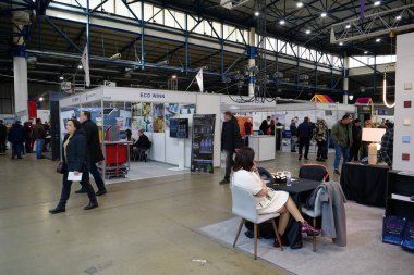 KYIV, UKRAINE, 10 Mart 2023: Uluslararası İnşaat Fuarı Inter Build Expo ve uluslararası mobilya forumu KIFF 'deki insanlar Ukrayna' nın başkenti Kyiv 'deki ana uluslararası sergi merkezinde