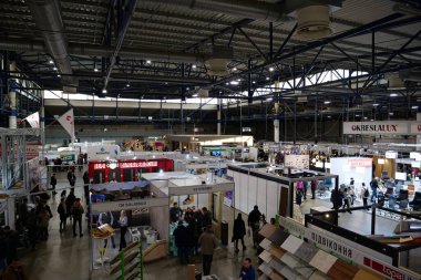 KYIV, UKRAINE, 10 Mart 2023: Uluslararası İnşaat Fuarı Inter Build Expo ve uluslararası mobilya forumu KIFF 'deki insanlar Ukrayna' nın başkenti Kyiv 'deki ana uluslararası sergi merkezinde