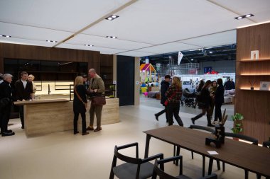 KYIV, UKRAINE, 10 Mart 2023: Uluslararası İnşaat Fuarı Inter Build Expo ve uluslararası mobilya forumu KIFF 'deki insanlar Ukrayna' nın başkenti Kyiv 'deki ana uluslararası sergi merkezinde