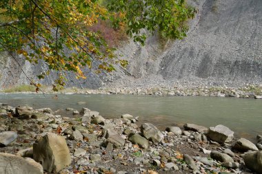 Prut nehri ve dağ, Yaremche, Ukrayna 'da katlanır. Yaremche kıvrımları olarak bilinir. Avrupa' nın en büyük Stryi oluşumu. Burada bu oluşumun kayaları katlanmış ve kusurlu, gotik ya da simgesel tiplerdir.