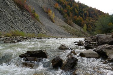 Prut nehri ve dağ, Yaremche, Ukrayna 'da katlanır. Yaremche kıvrımları olarak bilinir. Avrupa' nın en büyük Stryi oluşumu. Burada bu oluşumun kayaları katlanmış ve kusurlu, gotik ya da simgesel tiplerdir.