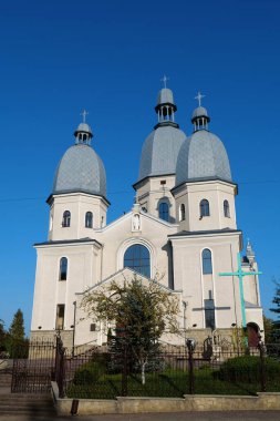Batı Ukrayna 'daki Karpat dağlarında yaşam. Nadvirna kasabasındaki kilise.
