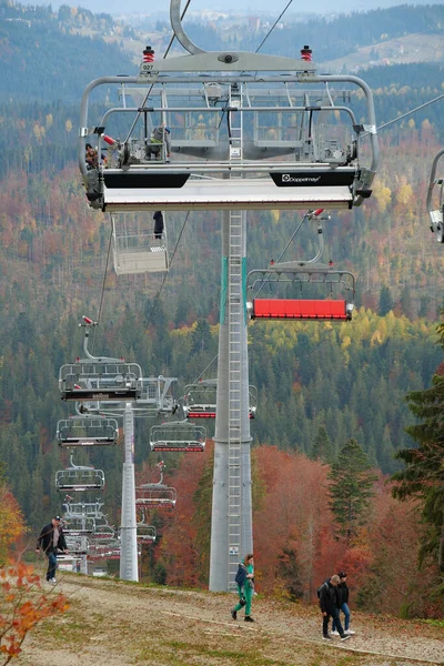 2022年10月13日 乌克兰西部喀尔巴阡山脉最大的滑雪胜地布科维尔的滑雪电梯 — 图库照片