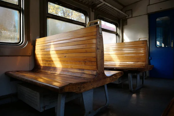 Старый Пустой Вагон Поезда Деревянные Сиденья Пустом Вагоне Пригородного Поезда — стоковое фото