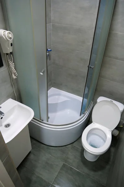 Intérieur Salle Toilettes Avec Cuvette Toilette Blanche Avec Couvercle Ouvert — Photo