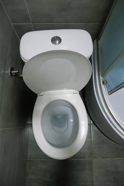 白いトイレボウル シャワーキャビン グレーの壁のタイルとトイレの部屋のインテリア — ストック写真