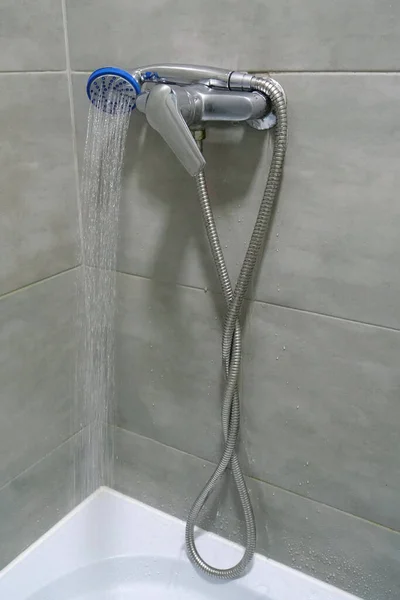 Chuveiro Toma Duche Chuveiro Matinal Fluxos Água Limpa Chuveiro — Fotografia de Stock