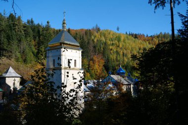 Ukrayna 'daki Karpat Dağları' ndaki ormanda Manyava Kutsal Haçın Yüceltilmesi skeci. Ortodoks hücre manastırı, taslak. Tahtanın yanında kutsal taş var. İbadet objesi.