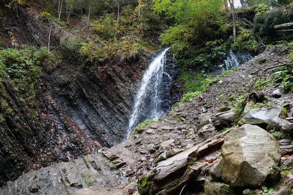 Pequena Cachoeira Dobras Montanha Geológicas Nas Montanhas Zhenetskyi Huk Cachoeira — Fotografia de Stock