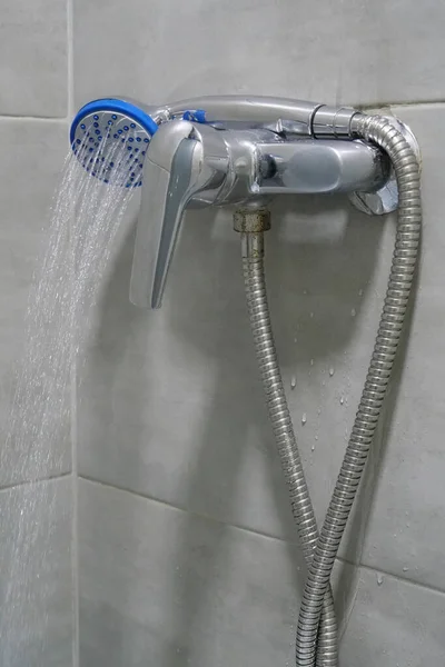 Prysznic Weź Prysznic Poranne Przyjęcie Czysta Woda Płynie Prysznica — Zdjęcie stockowe