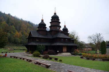 Kutsal Peygamber İlya Kilisesi, Yaremche şehri, batı Ukrayna, Karpatya Dağları 'nda Hutsul tarzında yapılmış eşsiz bir mimari anıttır.