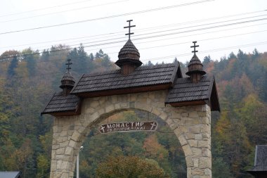 Kutsal Peygamber İlya Kilisesi, Yaremche şehri, batı Ukrayna, Karpatya Dağları 'nda Hutsul tarzında yapılmış eşsiz bir mimari anıttır.