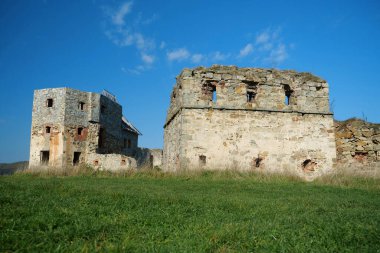 Pniv Kalesi 'ndeki taş kule - Batı Ukrayna' nın İvano-Frankivsk bölgesinde ortaçağ tarihi nesne