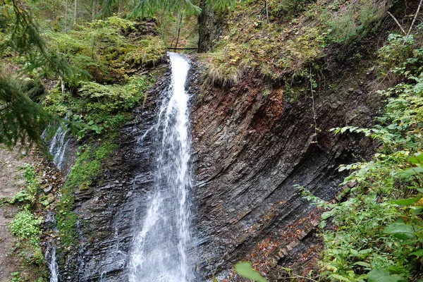 Pequena Cachoeira Dobras Montanha Geológicas Nas Montanhas Zhenetskyi Huk Cachoeira — Fotografia de Stock