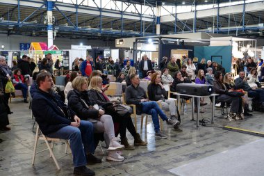 KYIV, UKRAINE, 10 Mart 2023: Uluslararası İnşaat Fuarı Inter Build Expo ve uluslararası mobilya forumu KIFF 'deki insanlar Ukrayna' nın başkenti Kyiv 'deki ana uluslararası sergi merkezinde
