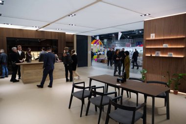 KYIV, UKRAINE, 10 Mart 2023: Uluslararası İnşaat Fuarı Inter Build Expo ve uluslararası mobilya forumu KIFF 'deki insanlar Ukrayna' nın başkenti Kyiv 'deki ana uluslararası sergi merkezinde
