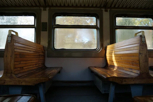 Starý Prázdný Vagón Vlaku Dřevěná Sedadla Prázdném Vagónu Předměstského Vlaku — Stock fotografie