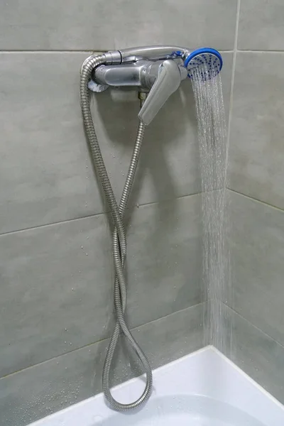 Dusche Unter Die Dusche Morgendusche Sauberes Wasser Fließt Aus Der — Stockfoto