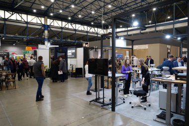 KYIV, UKRAINE, 10 Mart 2023: Uluslararası İnşaat Fuarı Inter Build Expo ve uluslararası mobilya forumu KIFF 'deki insanlar Ukrayna' nın başkenti Kyiv 'deki ana uluslararası sergi merkezinde