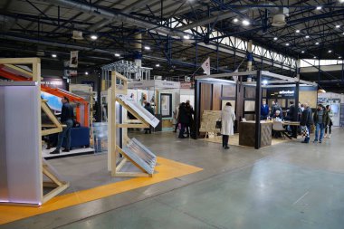 KYIV, UKRAINE, 10 Mart 2023: Uluslararası İnşaat Fuarı Inter Build Expo ve uluslararası mobilya forumu KIFF 'deki insanlar Ukrayna' nın başkenti Kyiv 'deki ana uluslararası sergi merkezinde