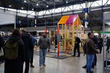 KYIV, UKRAINE, 10 Mart 2023: Uluslararası İnşaat Fuarı Inter Build Expo ve uluslararası mobilya forumu KIFF 'deki insanlar Ukrayna' nın başkenti Kyiv 'deki ana uluslararası sergi merkezinde