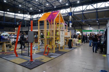 KYIV, UKRAINE, 10 Mart 2023: Uluslararası İnşaat Fuarı Inter Build Expo ve uluslararası mobilya forumu KIFF 'deki insanlar Ukrayna' nın başkenti Kyiv 'deki ana uluslararası sergi merkezinde