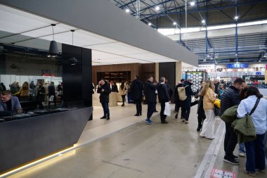 KYIV, UKRAINE, 10 Mart 2023: Uluslararası İnşaat Fuarı Inter Build Expo ve uluslararası mobilya forumu KIFF 'deki insanlar Ukrayna' nın başkenti Kyiv 'deki ana uluslararası sergi merkezinde