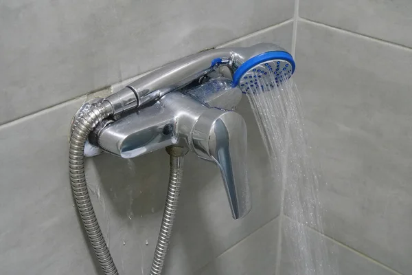 シャワーだ シャワーを浴びて 朝のシャワー シャワーからのきれいな水の流れ — ストック写真