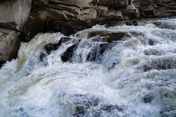 Güzel, güçlü bir şelale. Yaremche şehrinde Probiy şelalesi ve Prut nehri, batı Ukrayna