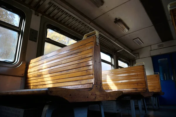 Velha Carroça Vazia Comboio Assentos Madeira Numa Carruagem Vazia Comboio — Fotografia de Stock