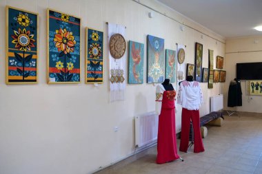 YAREMCHE, UKRAINE, 17 Ekim 2022: Yaremche şehrindeki Karpatlar Müzesi ve Ekolojisi 'nde sergiler ve resimler