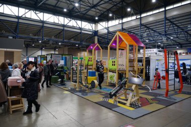 KYIV, UKRAINE, 10 Mart 2023: Uluslararası İnşaat Fuarı Inter Build Expo ve uluslararası mobilya forumu KIFF 'deki insanlar Ukrayna' nın başkenti Kyiv 'deki ana uluslararası sergi merkezinde