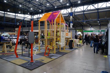 KYIV, UKRAINE, 10 Mart 2023: Uluslararası İnşaat Fuarı Inter Build Expo ve uluslararası mobilya forumu KIFF 'deki insanlar Ukrayna' nın başkenti Kyiv 'deki ana uluslararası sergi merkezinde