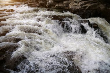 Güzel, güçlü bir şelale. Yaremche şehrinde Probiy şelalesi ve Prut nehri, batı Ukrayna